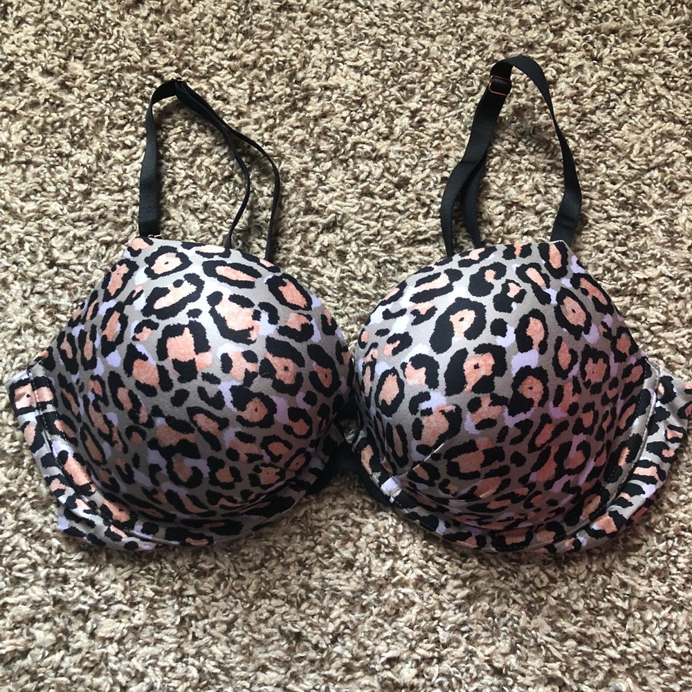 Victoria’s Secret Fabulous Plunge Bra